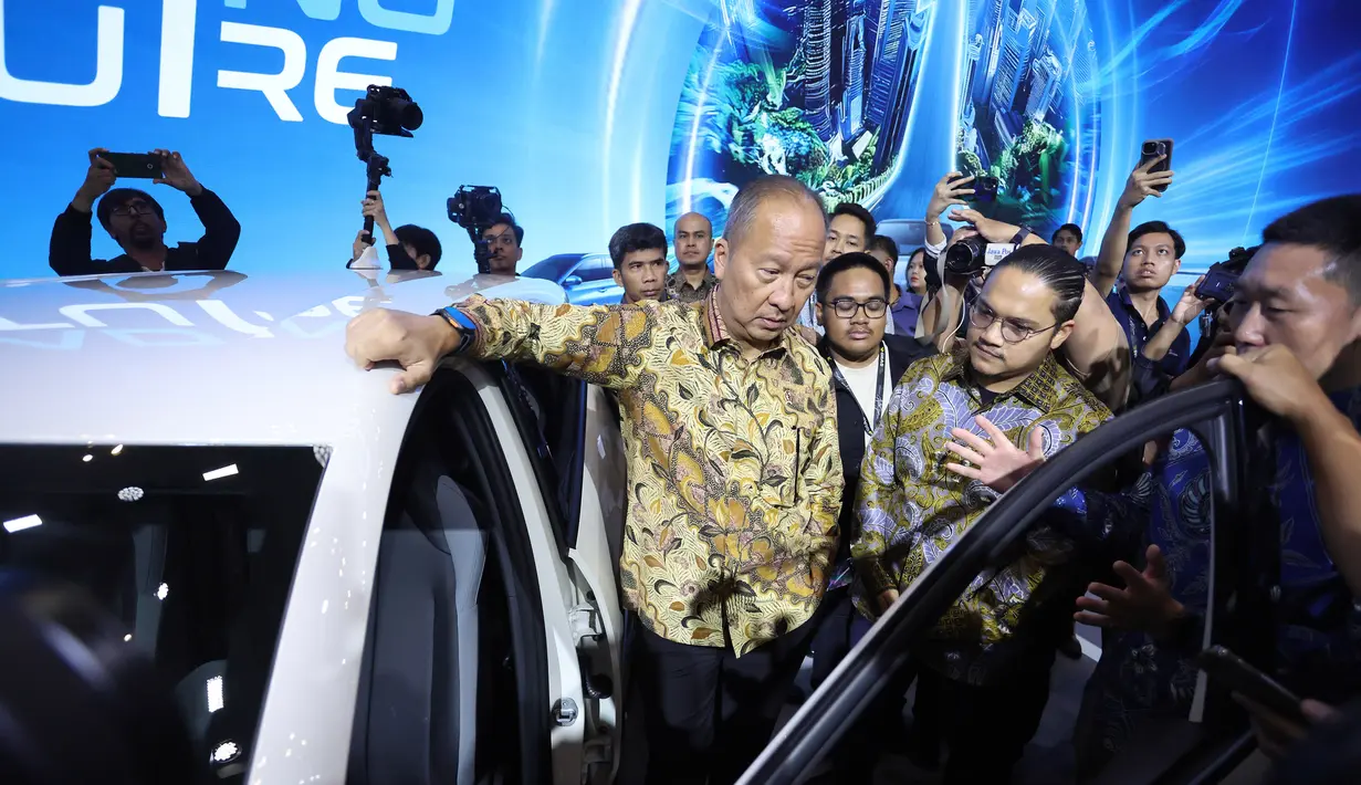 Menteri Perindustrian Agus Gumiwang Kartasasmita (kiri) saat pembukaan pameran Gaikindo Indonesia International Auto Show (GIIAS 2025) di ICE BSD City, Tangerang, Banten, Kamis (24/7/2025). (merdeka.com/Arie Basuki)