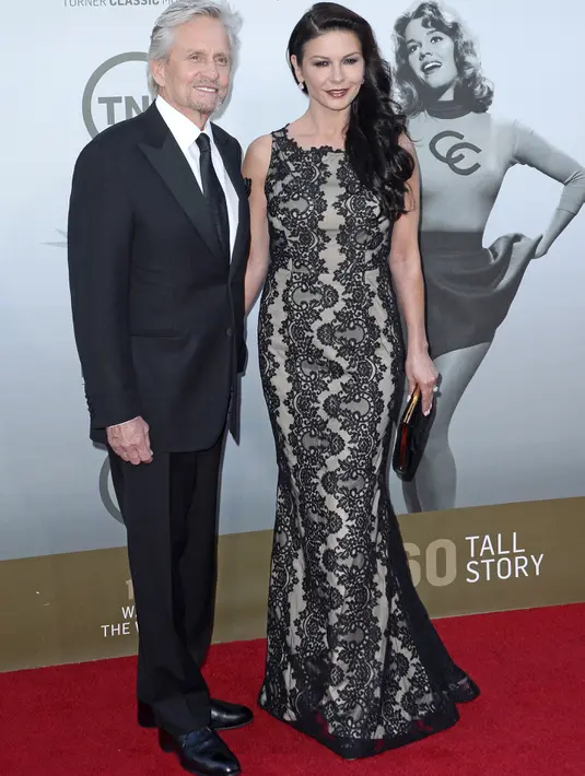 Douglas dan istri selalu tampil berdua di setiap kesempatan, seperti menghadiri American Film Institute Lifetime Achievement Award gala di Teater Dolby di Hollywood, California, Amerika Serikat, 5 Juni 2014. (Bintang/EPA)