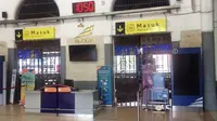 Penampakan sepinya kawasan boarding pas Stasiun Kejaksan Cirebon imbas Daops 3 Cirebon membatalkan 133 perjalanan kereta api menyusul larangan mudik. Foto (Liputan6.com / Panji Prayitno)