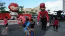 Warga Singapura bersiap menyambut perhelatan olahraga se Asia Tenggara, Sea Games 2015 pada 5-16 Juni 2015. Maskot Sea Games 2015, Nila dan boneka raksasa ikut menyemarakkan Sea Games Carnival, Senin (1/6/2015). (Liputan6.com/Helmi Fithriansyah)