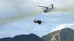 Helikopter Apache tentara Korea Selatan menembakkan roket saat demonstrasi tembakan dan manuver langsung pada acara Defense Expo Korea di Pocheon, Korea Selatan, Selasa (20/9/2022). Defense Expo Korea adalah pameran industri pertahanan yang akan diadakan di Goyang dari 21-25 September. (AP Photo/Lee Jin-man)