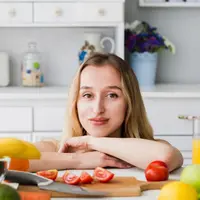 Potret wanita dengan beragam sayur dan buah di hadapannya (Foto: Freepik/freepik).