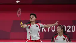 Ganda putri Indonesia Greysia Polii dan Rahayu Apriani melawan Yuki Fukushima dan Sayaka Hirota dari Jepang pada penyisihan Grup A cabang bulu tangkis Olimpiade Tokyo 2020 di Musashino Forest Sports Plaza, Selasa (27/7/2021). Greysia / Apriyani menang 24-22, 13-21, dan 21-8. (AP/Dita Alangkara)