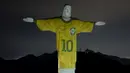 Pelé menghabiskan hampir dua dekade memikat penggemar dan memukau lawannya sebagai pencetak gol terbanyak dalam pertandingan sepak bola bersama klub Brasil Santos dan tim nasional Brasil.  (AP Photo/Bruna Prado)