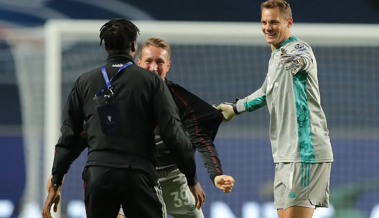 Kiper Bayern Munchen, Manuel Neuer berselebrasi dengan rekannya Ron-Thorben Hoffmann merayakan kemenangan atas PSG pada pertandingan final Liga Champions di stadion Luz di Lisbon (23/8/2020). Munchen menang tipis atas PSG 1-0. (AFP/Miguel A. Lopes)