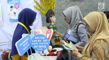 Pengunjung melihat informasi mengenai ASI saat Pekan ASI Sedunia 2019 di Kementerian Kesehatan, Jakarta, Rabu (7/8/2019). Kemenkes didukung GAIN Indonesia mempromosikan pentingnya ASI dimana pentingnya pemberian ASI kepada bayi selama enam bulan setelah kelahiran. (Liputan6.com/Angga Yuniar)