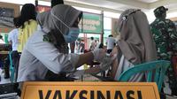 Vaksinasi anak di gerai TNI Kodim 1306 Donggala, 14 Juli, 2021. (Foto: Heri Susanto/ Liputan6.com).