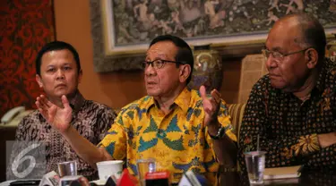 Ketua Dewan Pertimbangan Partai Golkar Akbar Tanjung  (tengah) memberikan konferensi pers di Jakarta, Minggu (3/1). Pertemuan tersebut mendesak agar kedua kubu partai melakukan rekonsiliasi dengan menyelenggarakan munas. (Liputan6.com/Faizal Fanani)