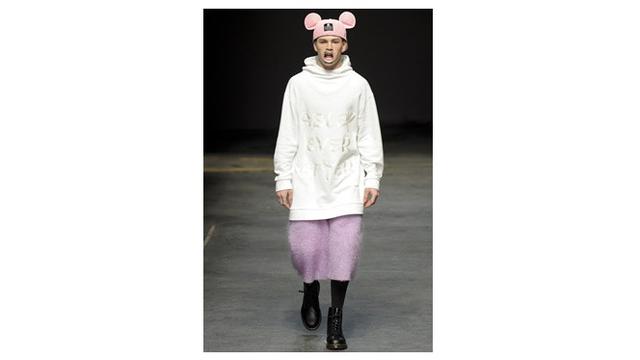 Potret Model Pria Dengan Pakaian Lucu