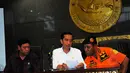 Presiden RI, Joko Widodo (tengah) berdiskusi dengan Kepala Basarnas Marsdya TNI F Henry Bambang Sulistyo di sela-sela konferensi pers yang digelar di kantor pusat Badan SAR Nasional di Jakarta, Senin (29/12/2014). (Liputan6.com/Faisal R Syam)