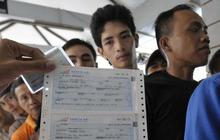 Tak ada petugas, penumpang KA bingung gunakan mesin cetak tiket