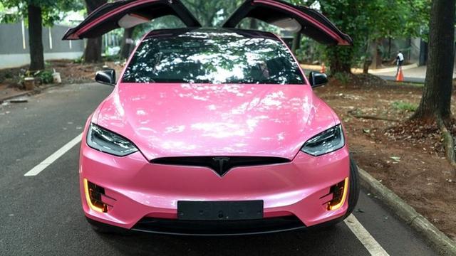 Mobil Tesla Pink Atta-Aurel