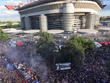 Suka cita mewarnai perayaan juara Inter Milan pada musim ini di Stadion Giuseppe Meaza, Milan, Italia, Minggu (17/05/2026) waktu setempat. (AP Photo/Luca Bruno)