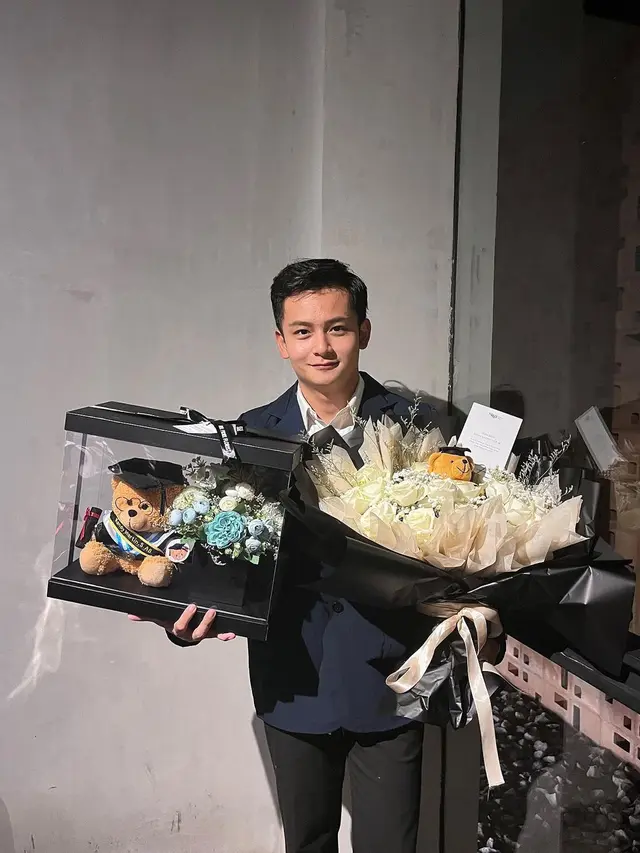 Randy Martin merayakan kelulusannya. (Foto: Instagram/randymartinnn)