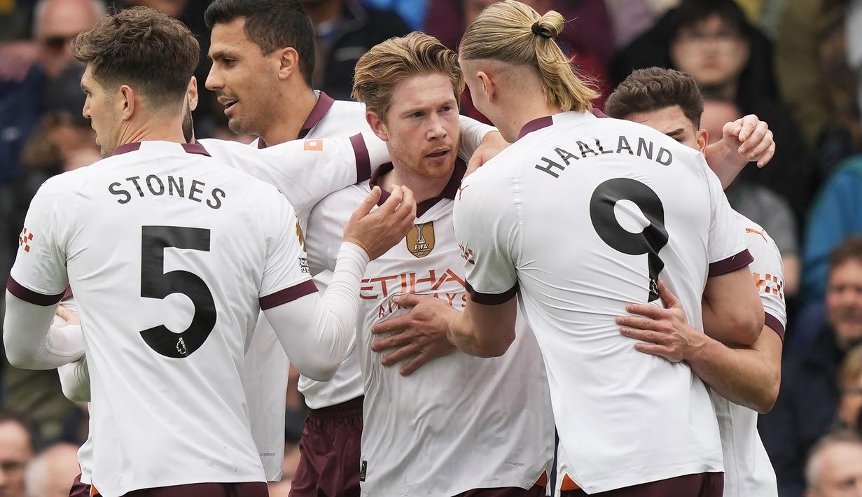 Selebrasi para pemain Manchester City setelah Kevin De Bruyne (tengah) mencetak gol penyeimbang 1-1 ke gawang Crystal Palace pada laga pekan ke-32 Premier League 2023/2024 di Selhurst Park stadium, London, Sabtu (6/4/2024). (AP Photo/Frank Augstein)