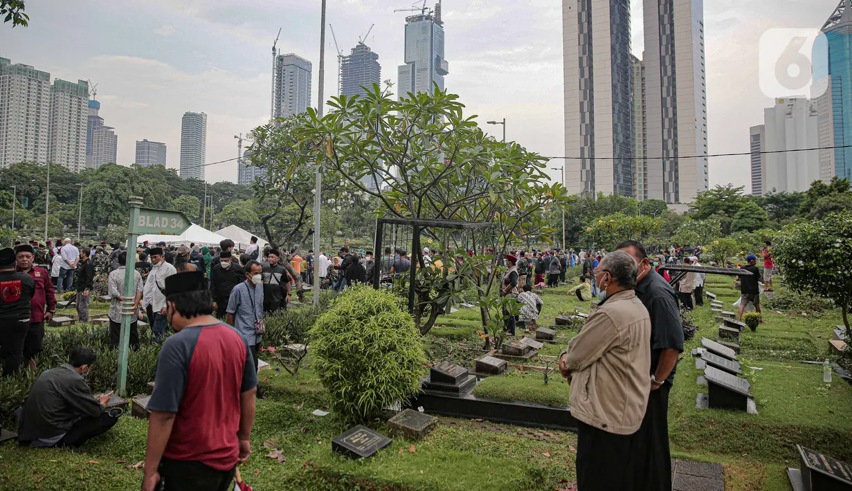 Puluhan pelayat yang berasal dari berbagai kelompok masyarakat dalam pemakaman Ketua DPW PPP Abraham Lunggana atau Haji Lulung di TPU Karet Bivak, Jakarta, Selasa (14/12/2021). Lulung dikabarkan menghembuskan nafas terakhir pukul 10.51 WIB di RS Harapan Kita, Jakarta. (Liputan6.com/Faizal Fanani)