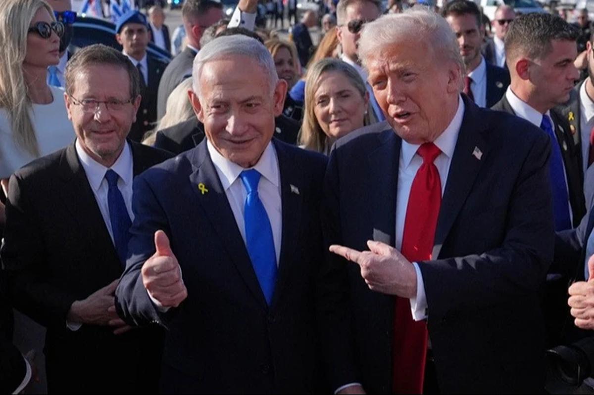 Presiden Amerika Serikat Donald Trump berpose bersama Perdana Menteri Israel Benjamin Netanyahu sebelum menaiki pesawat kepresidenan Air Force One di Bandara Internasional Ben Gurion, dekat Tel Aviv, Senin (13/10/2025).