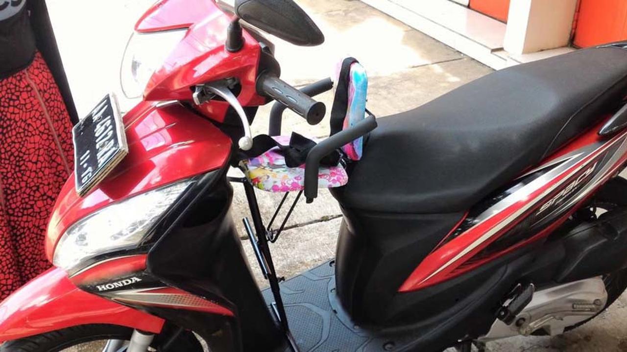 Bahaya Pakai Kursi Tambahan untuk Anak di Motor, Risikonya Tinggi dan Langgar Hukum