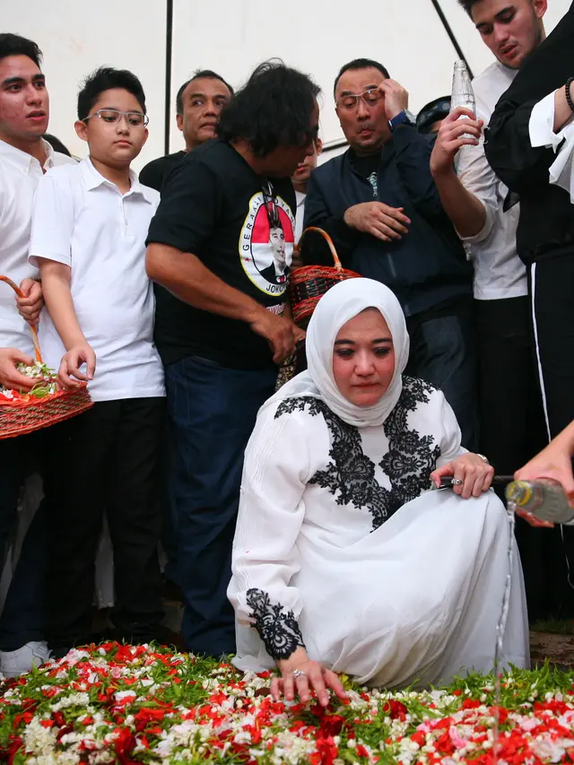 [Bintang] Istri Alm. Sys NS