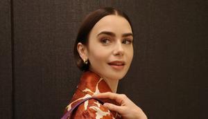 Lily Collins pemeran Emily Cooper di Emily in Paris Season 5 dengan rambut bob.