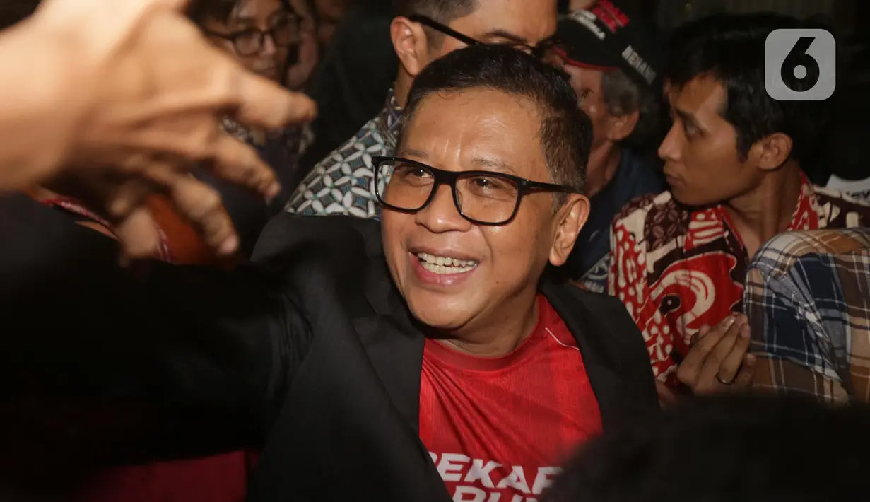 Hasto Kristiyanto terlihat memakai baju warna merah dipadu dengan jas berwarna hitam. (Liputan6.com/Helmi Fithriansyah)