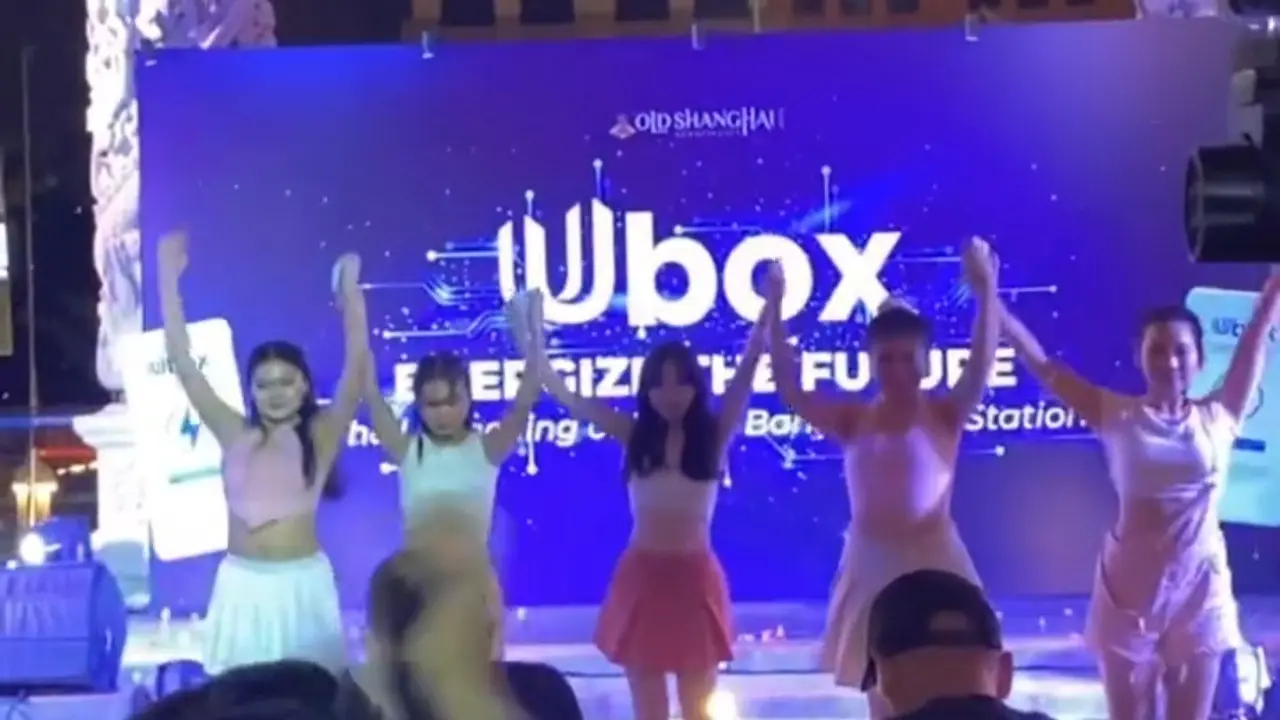 I Queenz (Idancestudio Jakarta) dan Ofel Vocal Course Kelapa Gading ikut meraiamkan acara opening power bank