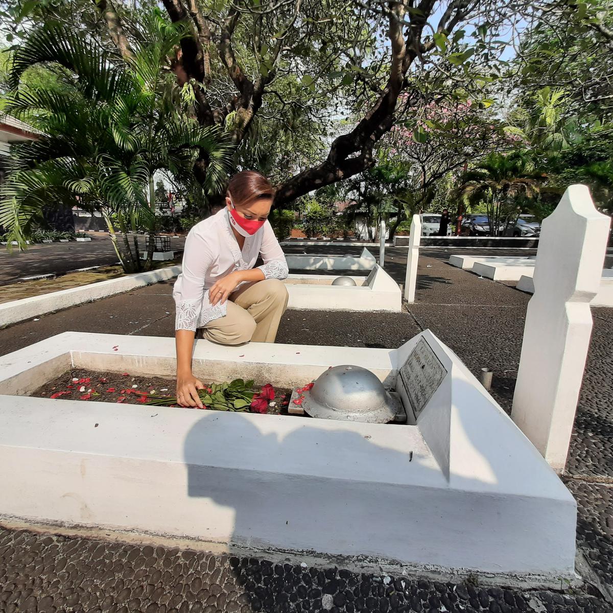 Rahayu Saraswati sedang ziarah
