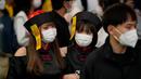 Orang-orang dengan kostum berjalan menyeberangi persimpangan jalan yang terkenal saat perayaan Halloween di distrik hiburan Shibuya Tokyo, Jepang, 31 Oktober 2022. (AP Photo/Hiro Komae)