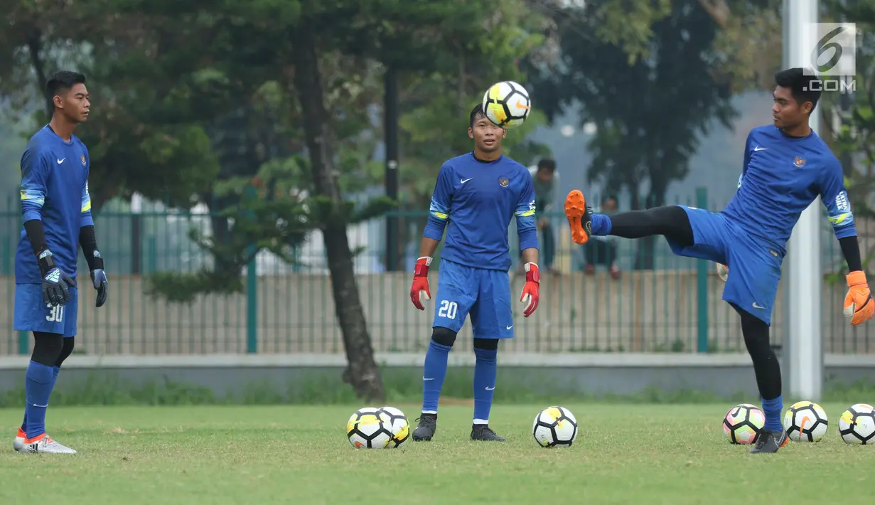 Tiga penjaga gawang Timnas Indonesia U-23 melakukan pemanasan jelang latihan di Lapangan A Senayan, Jakarta, Sabtu (17/3). Latihan ini persiapan uji tanding melawan Singapura pada 21 Maret mendatang. (Liputan6.com/Helmi Fithriansyah)