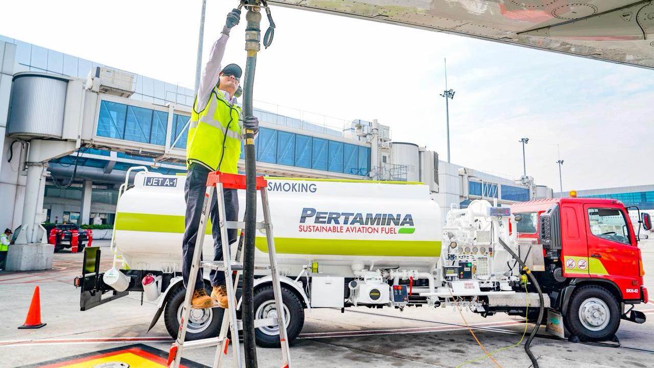 Penggunaan Bahan Bakar SAF Mulai 2027, Pertamina Perluas Sertifikasi di 5 Lokasi