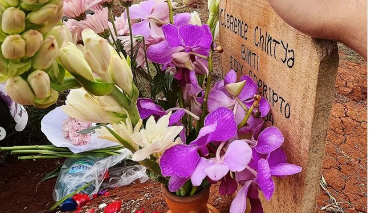 Belum genap dua tahun menikah kini sudah ditinggal sang istri untuk selamanya, Rio Alief kini hanya bisa berfoto dengan nisan mendiang Clerence. Rajin mengunjungi makam sang istri terlihat, makam mendiang Clerence Chyntia terlihat terawat dan dipenuhi bunga. Hampir dua bulan kepergian Clerence, ucapan semangat dan doa untuk Rio Alief dari rekannya terus berdatangan untuk dirinya. (Liputan6.com/IG/@rio_alief)