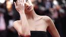 Bella Hadid berpose untuk fotografer setibanya pada pemutaran perdana film The Innocent di Festival Film Cannes, Prancis, 24 Mei 2022. (AP Photo/Daniel Cole)