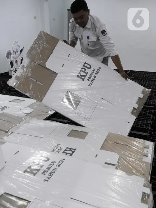 <p>Setelah tahap pertama selesai, logistik Pemilu 2024 berupa surat suara akan masuk pengadaan tahap kedua. (merdeka.com/Imam Buhori)</p>