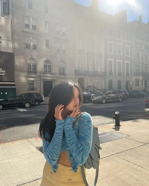 10 Potret Feminin Beby Tsabina Jadi Cewek Kue Saat Liburan di New York -  Photo Fimela.com