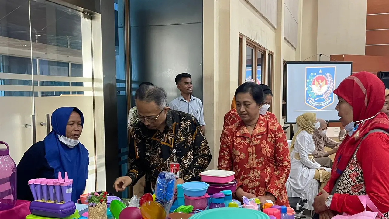 Dirjen Bina Pemdes Eko Prasetyanto  (batik coklat) meninjau bazar Ramadan di lingkungan Bina Pemdes. (Istimewa)