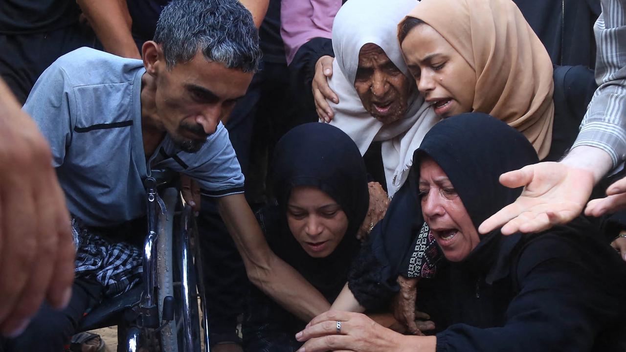 FOTO: Ratapan Pilu di Gaza, Serangan Dekat Pusat Bantuan Tewaskan Puluhan Warga Palestina