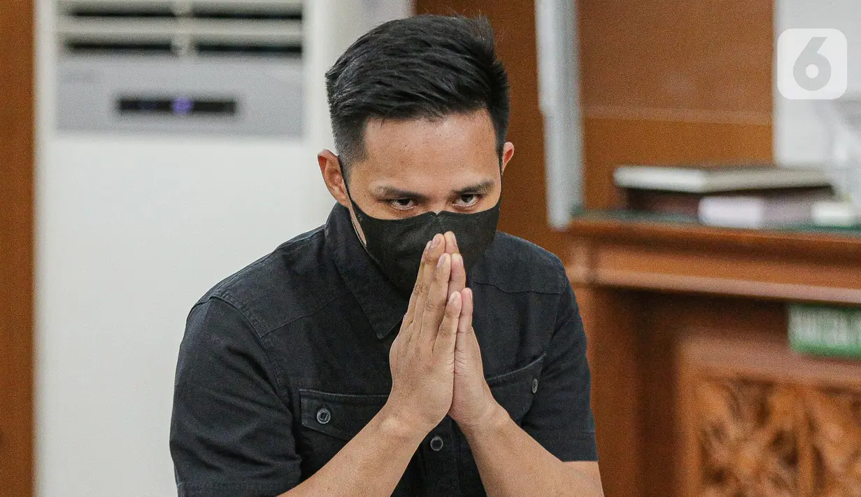 Terdakwa kasus pembunuhan berencana Brigadir Yosua Hutabarat, Richard Eliezer bersiap menjalani sidang pembacaan duplik atas replik Jaksa Penuntut Umum (JPU) di Pengadilan Negeri Jakarta Selatan, Kamis (2/2/2023). Untuk diketahui, majelis hakim akan menjatuhkan vonis kepada Richard Eliezer setelah menyampaikan duplik. (Liputan6.com/Faizal Fanani)