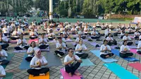Yoga bersama yang diselenggarakan oleh Kedutaan Besar India di Jakarta pada Jumat (21/6/2024) di Kemenpora, Jakarta Pusat (Dok: Najma Ramadhanya)
