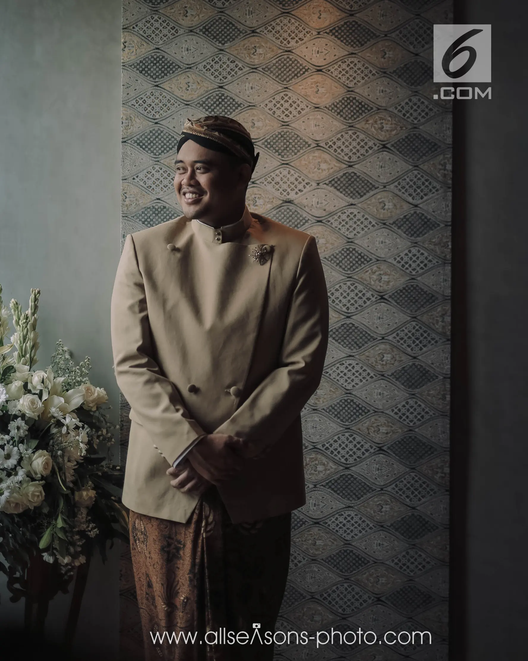 Calon pengantin laki-laki, Bobby Nasution berpose saat pengambilan gambar usai prosesi siraman di Hotel Alila, Solo, Selasa (7/11). (Liputan6.com/Pool/All Seasons Photo)