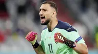 Gianluigi Donnarumma - Kiper berusia 22 tahun ini kembali menunjukkan performa apik di bawah mistar gawang. Ia berhasil membuat dua penyelamatan krusial yang membuat Gli Azzuri berhasil menang atas Belgia di perempat final Euro 2020. (AP/Matthias Schrader, Pool)