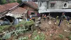 Petugas membersihkan material longsor pada areal pemancingan yang menyebabkan satu orang meninggal dunia di Gang Kepatihan, Kelurahan Kebon Kelapa, Kecamatan Bogor Tengah, Bogor, Jawa Barat, Rabu (12/10/2022). Longsor yang terjadi pada kemarin sore menyebabkan sembilan pemancing tertimbun tanah namun selamat dan seorang anggota kepolisian meninggal. (merdeka.com/Arie Basuki)