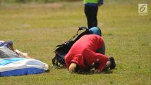 Atlet paralayang Indonesia, Jafro Megawanto berselebrasi seusai babak nomor ketepatan mendarat pria cabang Paralayang Asian Games 2018 di Gunung Mas, Puncak, Bogor, Jawa Barat, Kamis (23/8). Jafro sukses meraih medali emas. (Merdeka.com/Arie Basuki)