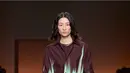 Dengan sweaterm coat, rok flowy, hingga gaun, semua menghadirkan siluet baju sehari-hari namun diberi sentuhan unik yang menjanjikan mulai dari bentuk, styling bertumpuk, dan upaya sempurna lainnya.  [Foto: Bottega Veneta.dok]