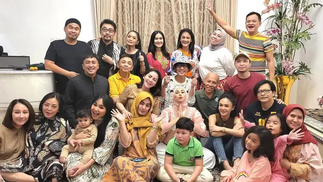 Artis buka bersama di rumah Iis Dahlia (Foto: Instagram @vinapanduwinata_real)