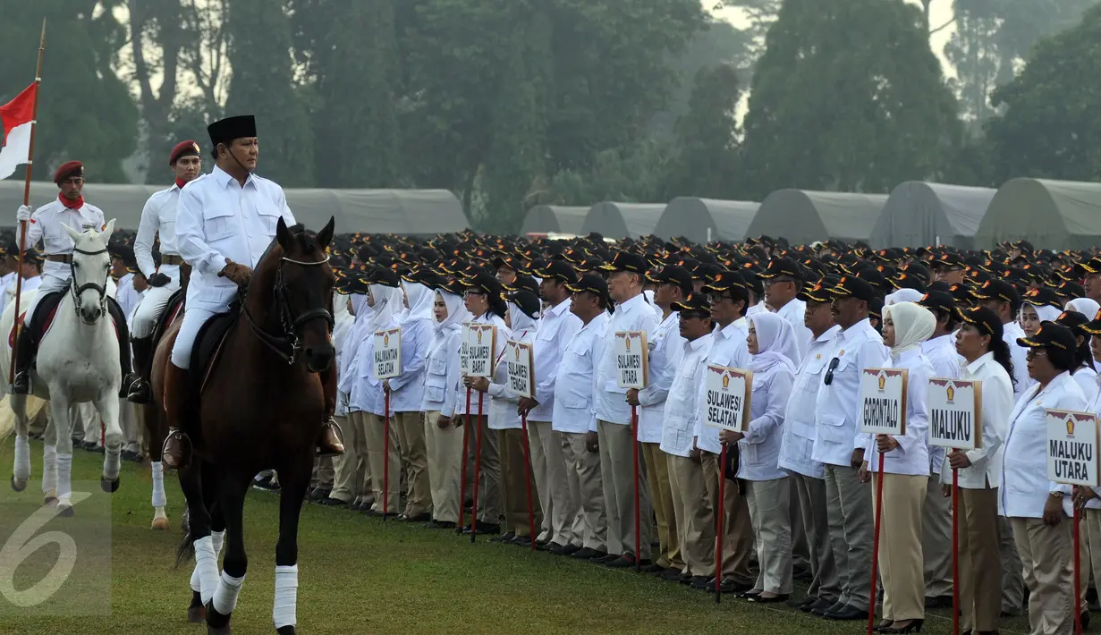Ketum Partai Gerindra, Prabowo Subianto melakukan pengecekan peserta upacara pengibaran bendera HUT RI ke-70 di Lapangan Nusantara Polo Club, Bogor, Jawa Barat, Senin (17/8/2015). Ribuan kader dari seluruh nusantara hadir.(Liputan6.com/Helmi Fithriansyah)