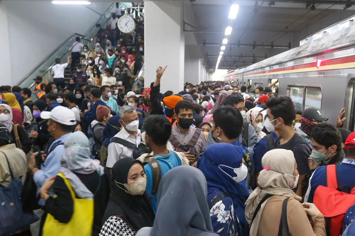 Kepadatan Penumpang KRL Commuter Line di Stasiun Manggarai Pada Sore Hari
