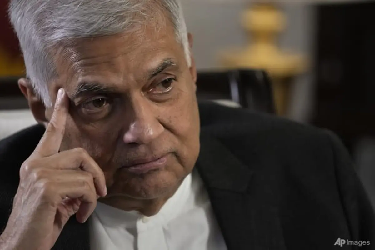 Perdana Menteri Sri Lanka Ranil Wickremesinghe memberi isyarat selama wawancara dengan The Associated Press di Kolombo, Sri Lanka, 11 Juni 2022. (AP Photo/Eranga Jayawardena, File)