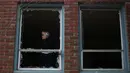 Seorang pria berdiri di dekat kaca jendela yang pecah akibat ledakan gas alam di Seattle, Washington, Rabu (9/3). Sembilan orang pemadam kebakaran mengalami luka-luka dan dilarikan ke rumah sakit akibat kejadian itu. (Matt Mills McKnight/Getty Images/AFP)