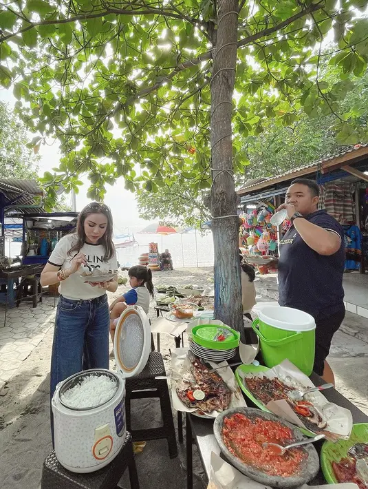 Meski tampil super simple dan santai, outfit Momo Geisha makan lesehan ternyata capai belahan juta [@therealmomogeisha]