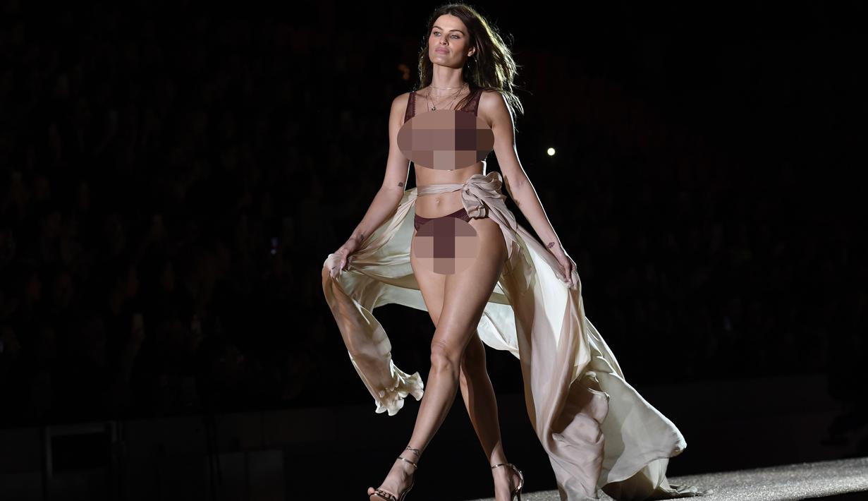 gaya seksi para model pakai lingerie